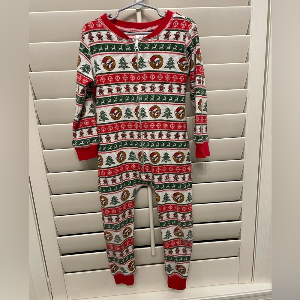 Bucee’s Christmas pajamas size 4T.